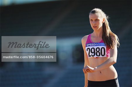 Jeune athlète féminine effectuant le saut en hauteur