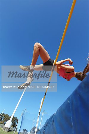 Jeune athlète féminine effectuant le saut en hauteur