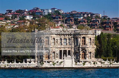 Alter Palast entlang des Bosporus, Istanbul, Türkei