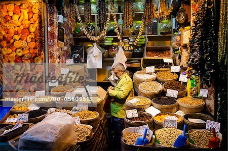 Stand du vendeur à Spice Bazaar, quartier d'Eminonu, Istanbul, Turquie