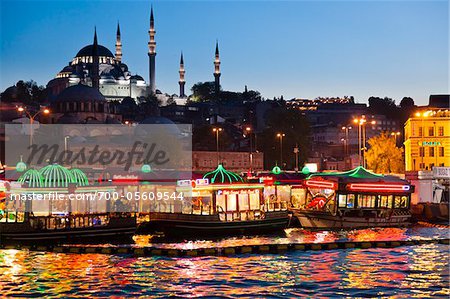 Bateaux devant Soliman le magnifique et Yeni Camii mosquées, quartier d'Eminonu, Istanbul, Turquie