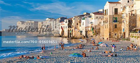 Gens Sur La Plage Cefalu Province De Palerme Sicile