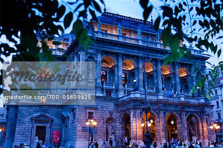 Ungarische Staatsoper in der Abenddämmerung, Budapest, Ungarn