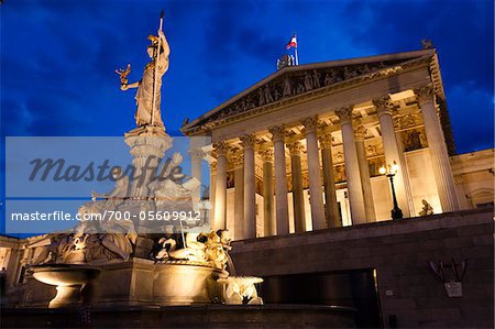 Pallas Athene fontaine et le bâtiment du Parlement autrichien, Vienne, Autriche