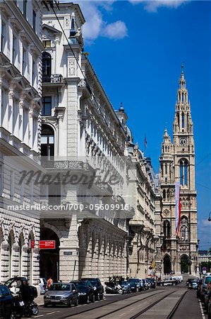 En regardant vers Rathaus sur Rathauasstrasse, Vienne, Autriche