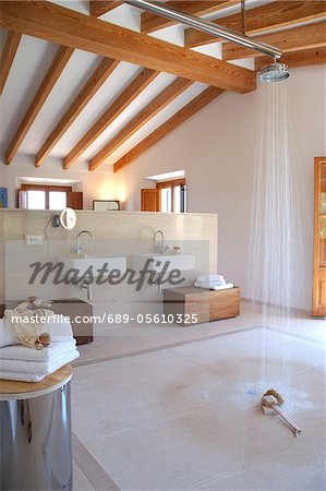 Salle de bain avec poutres en bois Salle de bain avec poutres en bois