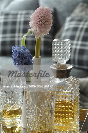 Blumen, Gläser und eine Flasche Cognac