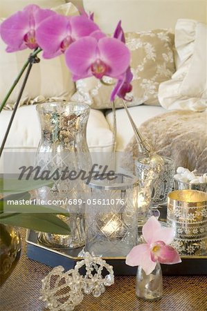 Orchideen und Gläser mit Kerzen