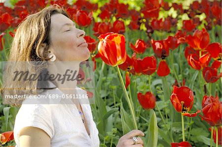 Frau umgeben von rote Tulpen