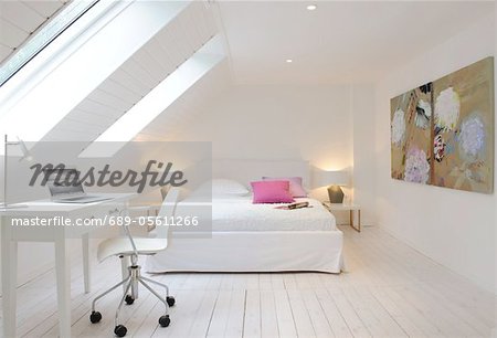 Dachgeschoss Wohnung mit Bett und Arbeitsbereich Dachgeschoss Wohnung mit Bett und Arbeitsbereich