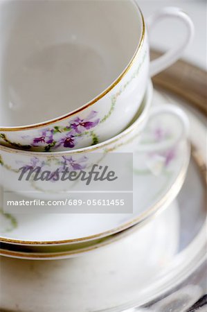Tasses avec soucoupe und motif floral