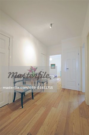 Bouquet de fleurs, table et chaises sur le corridor