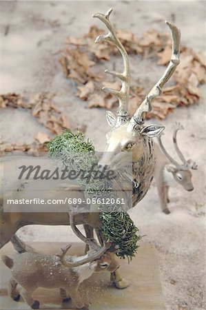 Figurine de cerf avec couronne
