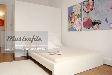Schlafzimmer mit Gemälde über dem Bett