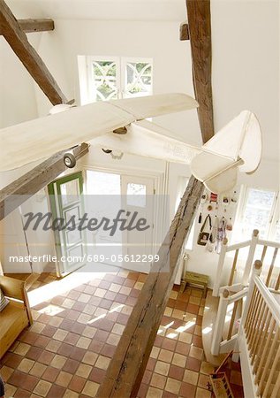 Treppe und Boden mit Modellflugzeug