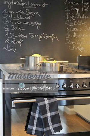 Deux casseroles sur la cuisinière