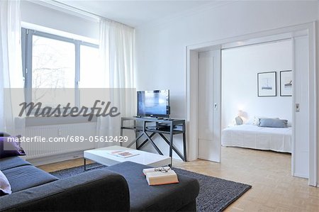 Salle de séjour avec vue dans la chambre à coucher Salle de séjour avec vue dans la chambre à coucher