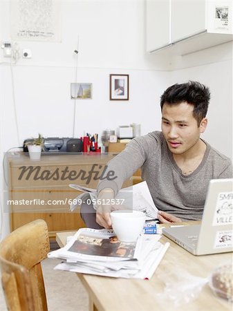 Man Reading Newspaper zu Hause