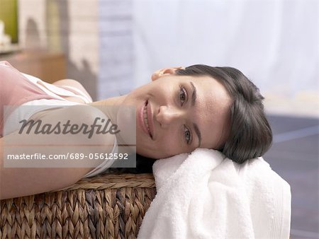 Femme allongée sur le divan de massage