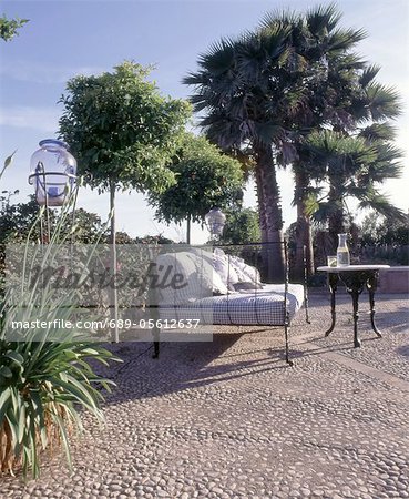 Sitzbank und Tisch auf der mediterranen Terrasse