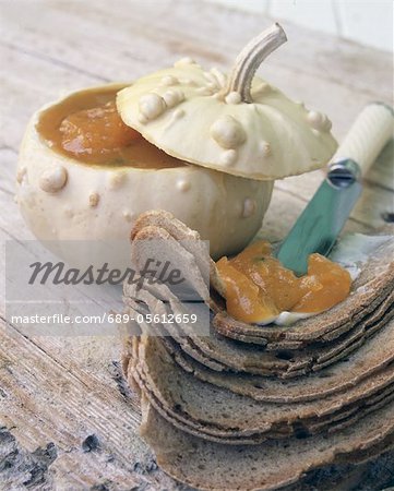 Marmelade, Brot und Messer Marmelade, Brot und Messer