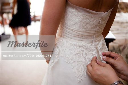 Fixation à l'arrière de la robe de mariée