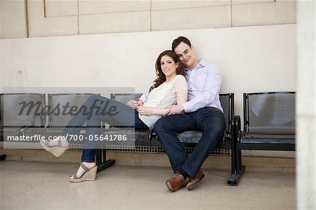 Paar zusammen sitzen auf Bank