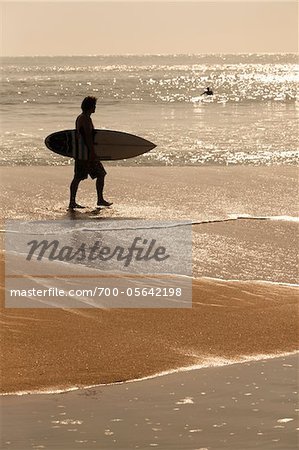 Surfeur sur la plage, Arugam Bay, Sri Lanka