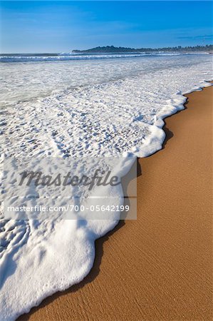 Surfer sur la plage, Arugam Bay, Sri Lanka