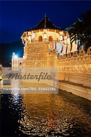 Temple de la dent, décorée pour le Festival Perehera de Kandy, Kandy, Sri Lanka