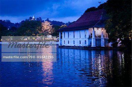 Queen's Bad und Kandy Lake in der Dämmerung, Kandy, Sri Lanka