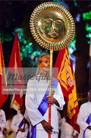 Homme tenant Metal Sun, Esala Perahera Festival, Kandy, Sri Lanka