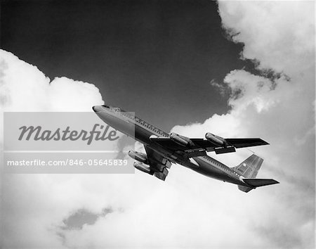 ANNÉES 1960 AMERICAN AIRLINES A-707 JET ASCENDANT À TRAVERS LES NUAGES