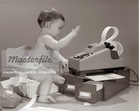 1960ER JAHRE BABY SITZEN IN KLEINEN STUHL SCHLAGEN KEYS ON OFFICE COMPUTER AM ANFANG KLEINE DATEI SCHUBLADEN HINZUGEFÜGT.