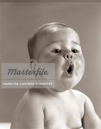 1960ER JAHRE PORTRAIT BABY MIT PAUSBACKEN MAKING O FORM MIT MUND 1960ER JAHRE PORTRAIT BABY MIT PAUSBACKEN MAKING O FORM MIT MUND