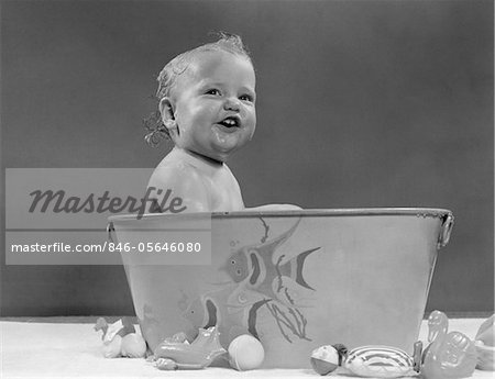 Des Annees 1940 Baignoire De Bebe En Souriant Des Annees 1950 Studio Interieur Photographie De Stock Masterfile Rights Managed Artiste Classicstock Code 846