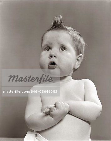 1950ER JAHREN BESORGT BABY BLICKTE UNSICHER MIT GEFALTETEN HÄNDEN STUDIO 1950ER JAHREN BESORGT BABY BLICKTE UNSICHER MIT GEFALTETEN HÄNDEN STUDIO