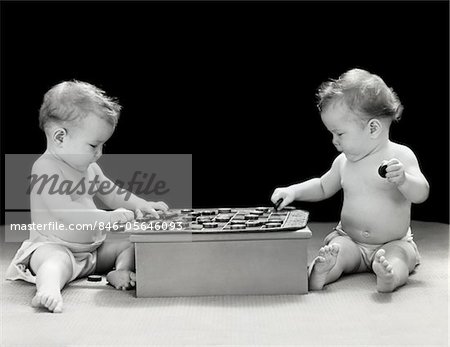 Annees 1930 Annees 1940 Jumeaux Bebes Jouant Le Jeu De Dames Ensemble Studio Photographie De Stock Masterfile Rights Managed Artiste Classicstock Code 846