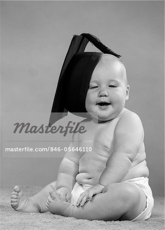 Des Annees 1950 Portrait Bebe Joufflu In Diaper Avec Inclinee Mortier Planche Sur Le Directeur De L Ecole Diplome Enseignement Superieur Studio Photographie De Stock Masterfile Rights Managed Artiste Classicstock Code 846