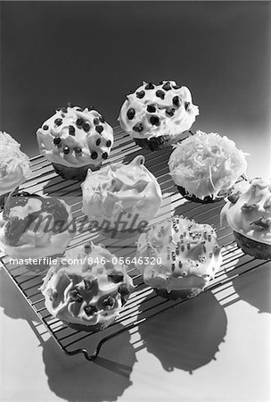 1950s - 1960s CUPCAKES ON METAL BAKERS COOLING RACK DECORATED WITH ICING SPRINKLES CHIPS