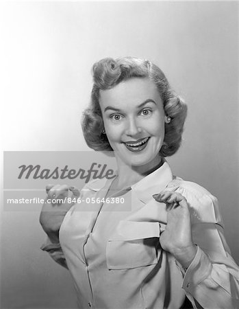 1950s PORTRAIT OF PROUD SMILING WOMAN