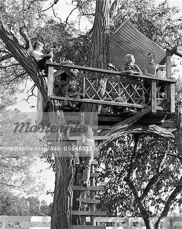 1960ER JAHRE KINDER SPIELEN IM BAUMHAUS