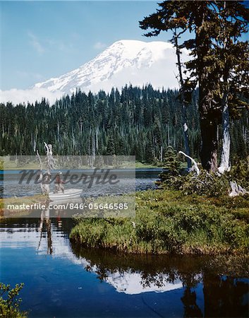 1960ER JAHRE MANN ANGELN STEHEN IN ZEILE BOOT REFLECTION LAKE MOUNT-RAINIER-WASHINGTON