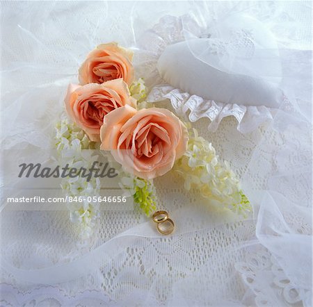 90ER JAHRE BRIDAL STILLLEBEN MIT BLUMENSTRAUß UND RINGE ON LACE-HINTERGRUND