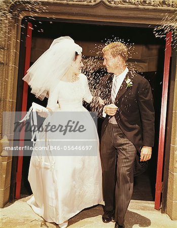 ANNÉES 1960 BRIDE GROOM CONGÉ ÉGLISE JETS DE RIZ