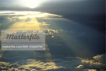 STRATOCUMULUS NUAGES AVEC DES RAYONS DE SOLEIL AU COUCHER DU SOLEIL