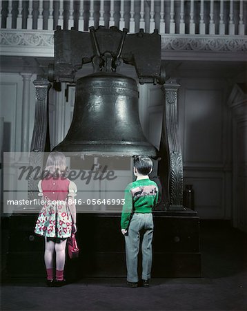 1950ER JAHREN ZWEI KLEINE KINDER MÄDCHEN ROTEN DRESS BOY GRÜNEN PULLOVER STAND VOR DER LIBERTY BELL, WENN NOCH UNABHÄNGIGKEITSHALLE IN PHILADELPHIA PENNSYLVANIA USA