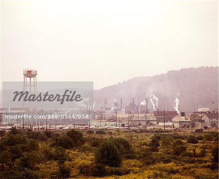 1970ER JAHRE PETROCHEMISCHE ANLAGE CHEMIEFABRIK IN DER NÄHE VON NITRO WEST VIRGINIA USA VERSCHMUTZUNG RAUCHEN SMOG