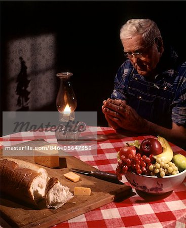 1960s SENIOR ELDERLY MAN PRAYING SAYING PRAYER THANKSGIVING TABLE LAMP FRUIT BREAD CHEESE RELIGION