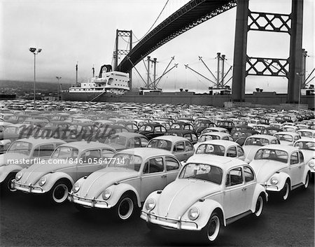 QUAI DE CHARGEMENT DES ANNÉES 1960 AVEC STATIONNEMENT VOLKSWAGEN COCCINELLES